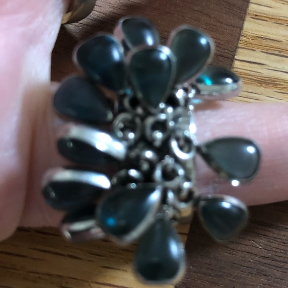 Very Funky ring .  Light green stones that move and catch the light - Picture 5 of 13
